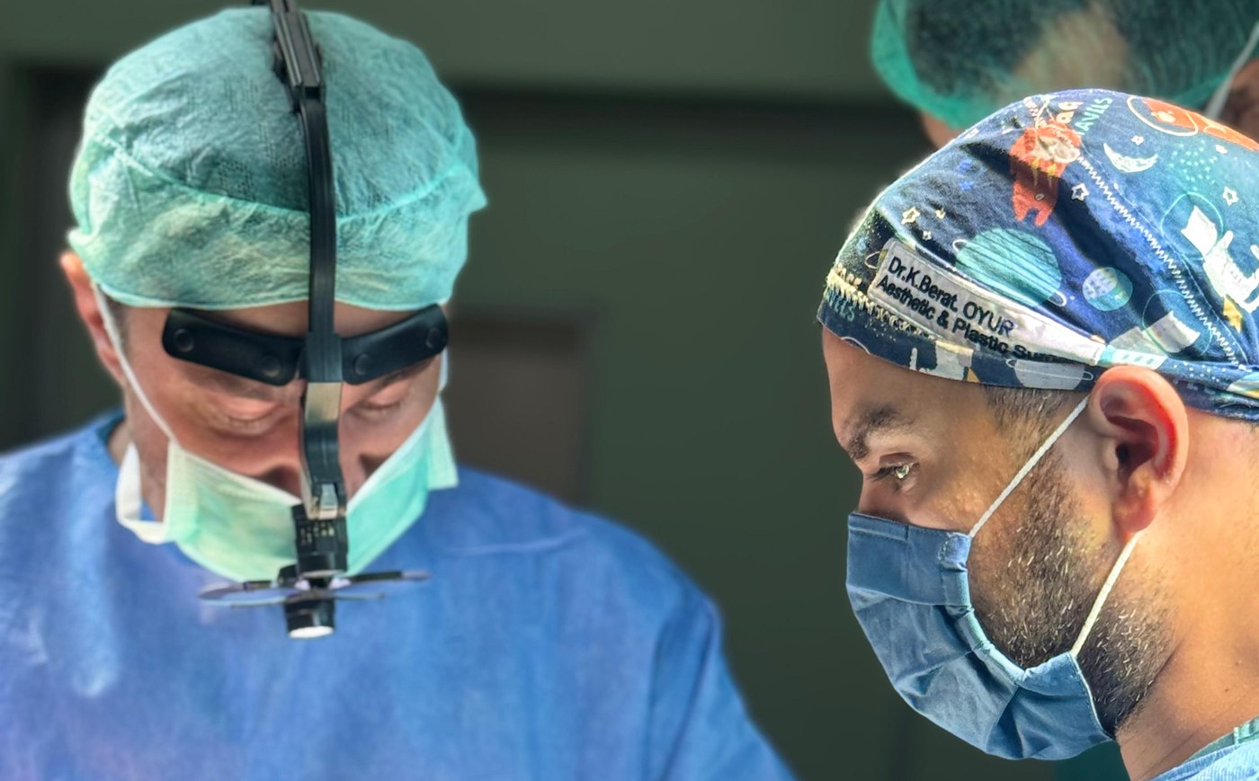 Op. Dr. Kadir Berat Oyur, ameliyathanede cerrahi ekiple birlikte