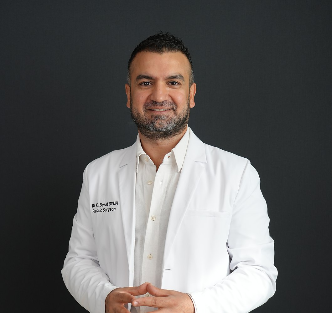 Op. Dr. Kadir Berat Oyur, hekim önlüğüyle portre
