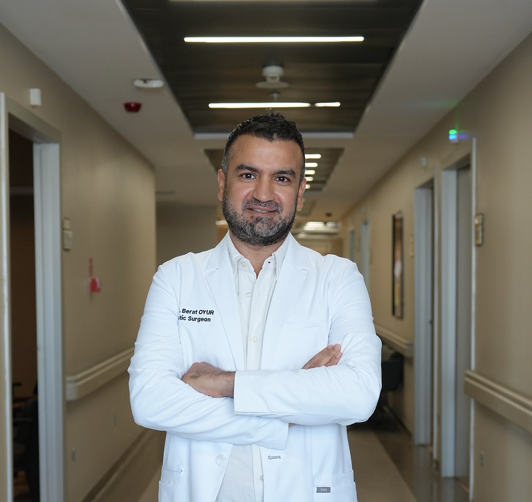 Op. Dr. Kadir Berat Oyur, klinik koridorunda