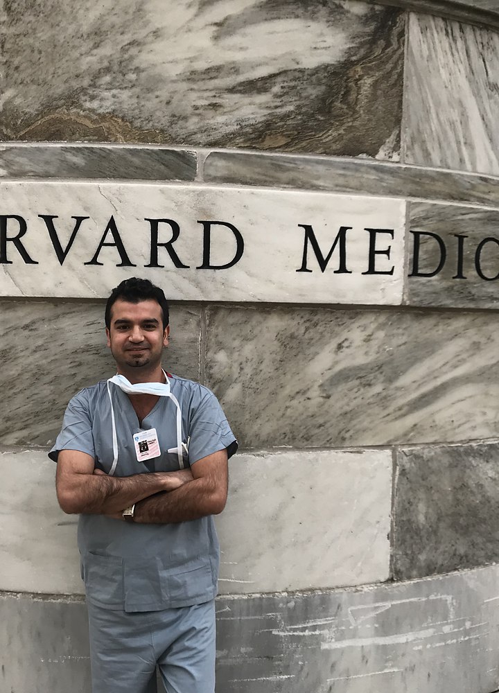 Op. Dr. Kadir Berat Oyur, Harvard Tıp Fakültesi önünde