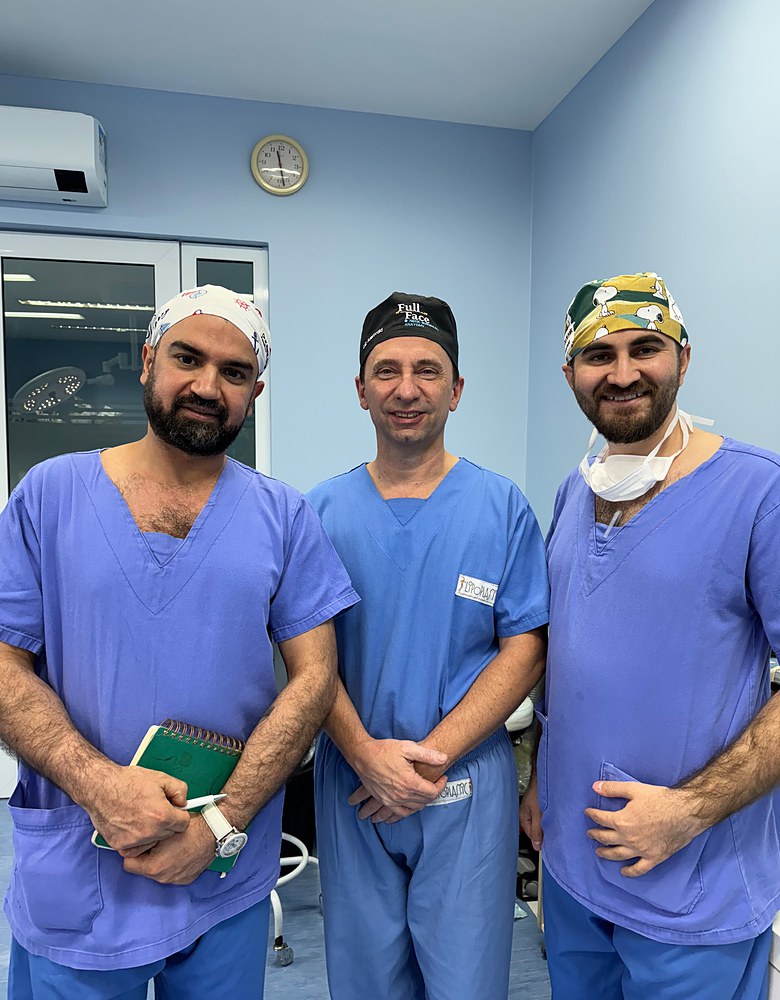 Op. Dr. Kadir Berat Oyur, ameliyathanede uluslararası meslektaşlarıyla