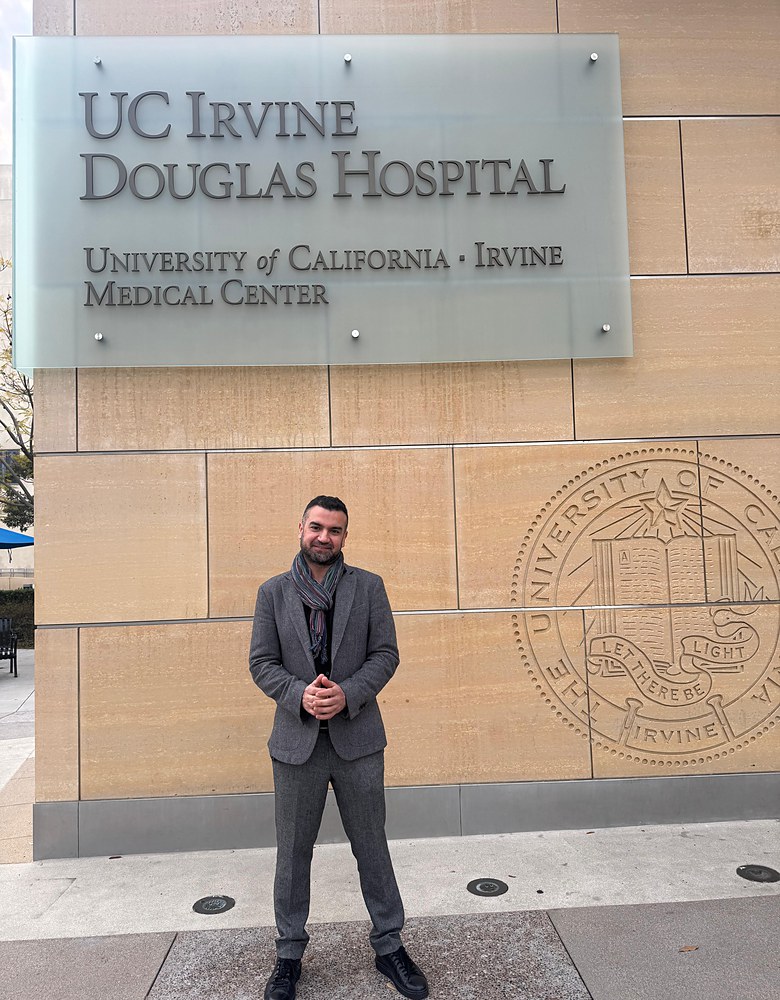 Op. Dr. Kadir Berat Oyur, UC Irvine Douglas Hastanesi önünde